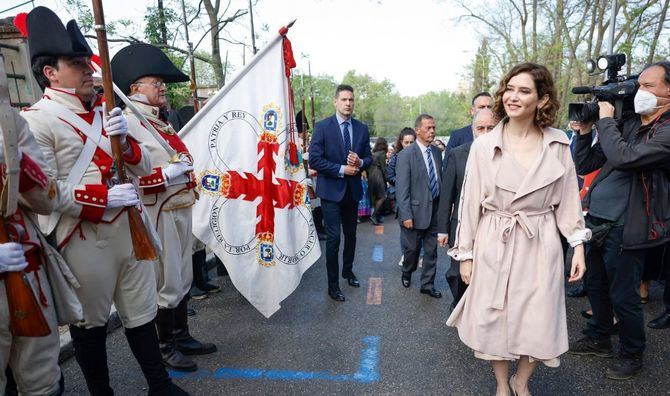 Los actos del día de la Comunidad de Madrid han comenzado a primera hora con la Ofrenda floral a los Héroes del 2 de Mayo en el Cementerio de La Florida.