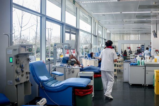 La Comunidad de Madrid ha puesto en marcha una campaña de donación de sangre en los hospitales de la región, con el objetivo de alcanzar este año entre 115.000 y 120.000 bolsas, recuperando así los niveles de actividad previos a la pandemia de COVID19.