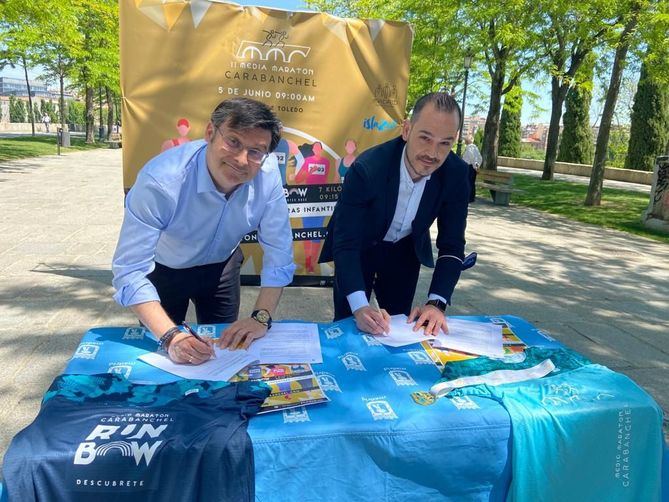 Durante el acto, se ha procedido a la firma del convenio de patrocino con Islazul, con la asistencia del gerente del centro comercial, Javier Martínez, a la derecha de la imagen.