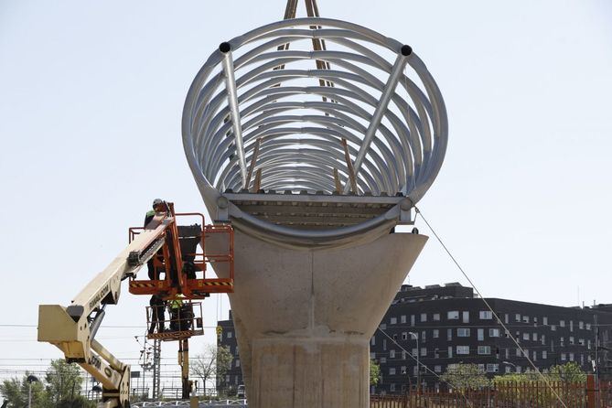 La pasarela, que estará acabada antes de final de verano tendrá 170 metros de longitud y consistirá en una estructura metálica que se apoyará sobre pilares de hormigón armado.