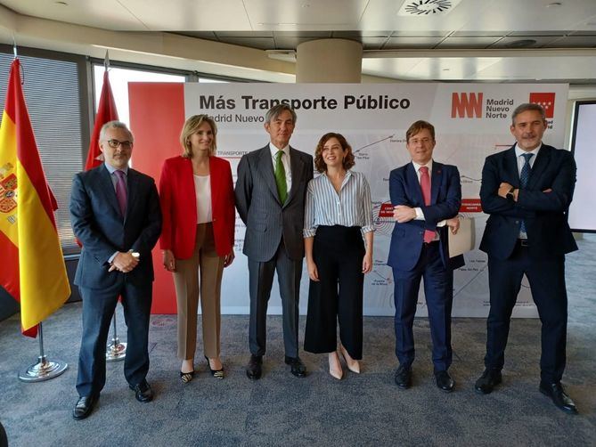 La presidenta de la Comunidad de Madrid, Isabel Díaz Ayuso, y el presidente de Distrito Castellana Norte, Álvaro Aresti, han firmado el convenio que va a permitir iniciar las actuaciones previas para la construcción de la nueva línea de Metro que recorrerá el desarrollo urbanístico Madrid Nuevo Norte. En la firma también han estado presentes el consejero de Transportes e Infraestructuras, David Pérez y la consejera de Medio Ambiente, Ordenación del Territorio y Sostenibilidad, Paloma Martín.