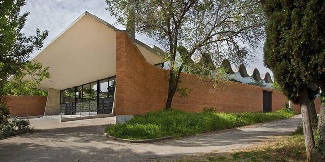 El pabellón de Convenciones fue en origen el pabellón Internacional, construido en el año 1953 para la segunda Feria Internacional del Campo. Sus autores fueron Francisco de Asís Cabrero y Jaime Ruiz, pioneros de la arquitectura moderna española.