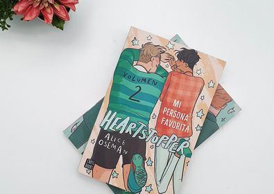 La historia se basa en una serie de libros y su autora es Alice Oseman, una ilustradora y escritora británica, que ha creado esta preciosa novela gráfica de cuatro entregas.