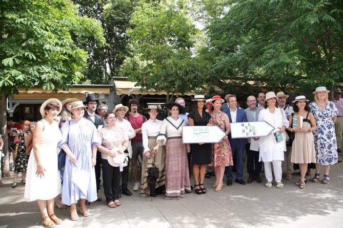 La vicealcaldesa ha inaugurado este jueves la ruta teatralizada, que recorre la ciudad conmemorando la que realiza Leopold Bloom, el protagonista de 'Ulises', en Dublín.