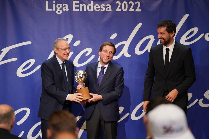 El alcalde de Madrid, José Luis Martínez-Almeida, y la vicealcaldesa, Begoña Villacís, acompañados por varios miembros de la corporación, han recibido esta lunes en el Palacio de Cibeles a los jugadores, equipo técnico y directivos del Real Madrid de Baloncesto.