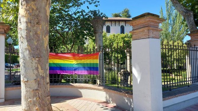 Las nueve juntas de distrito de la capital que preside Ciudadanos ya lucen la bandera arcoíris, símbolo de la lucha LGTBI, para celebrar el Orgullo 2022.