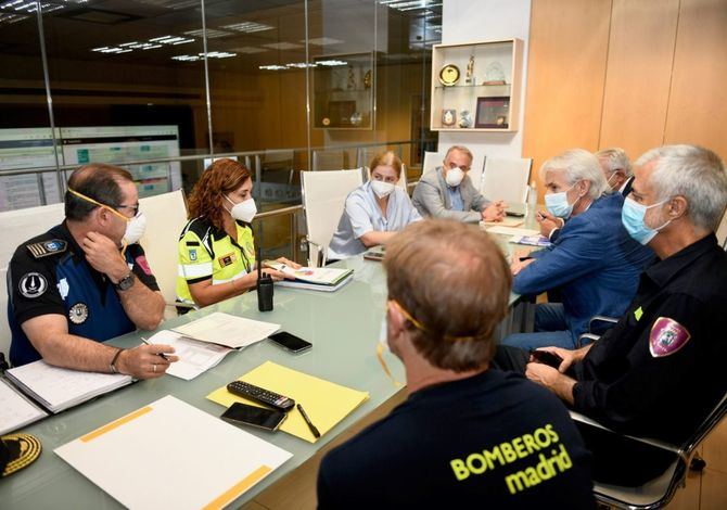 La delegada de Seguridad y Emergencias y portavoz del Ayuntamiento, Inmaculada Sanz, durante la reunión este lunes con los servicios municipales de seguridad y emergencias (Policía Municipal, Samur-PC y Bomberos), un encuentro celebrado en el Centro Integrado de Seguridad y Emergencias (CISEM).