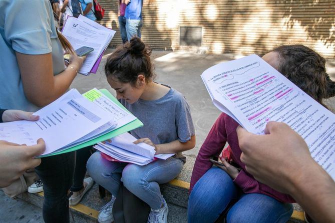 El porcentaje de alumnos aprobados este 2022 en las pruebas de Evaluación de Bachillerato para el acceso a la Universidad (EBAU) ha alcanzado un 96,06 por ciento en toda España, siendo en la Comunidad de Madrid de un 94,5 por ciento.