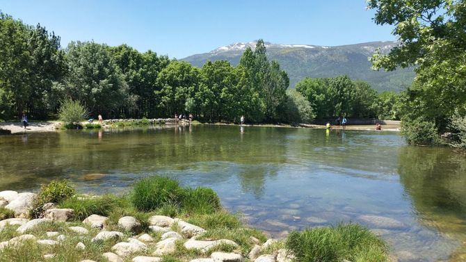 En el valle de El Paular se encuentran las Presillas de Rascafría, un enclave formado por tres piscinas naturales con agua procedente del río Lozoya y rodeadas de césped, donde las familias pueden organizar un picnic mientras visualizan las vistas al Pico de Peñalara.