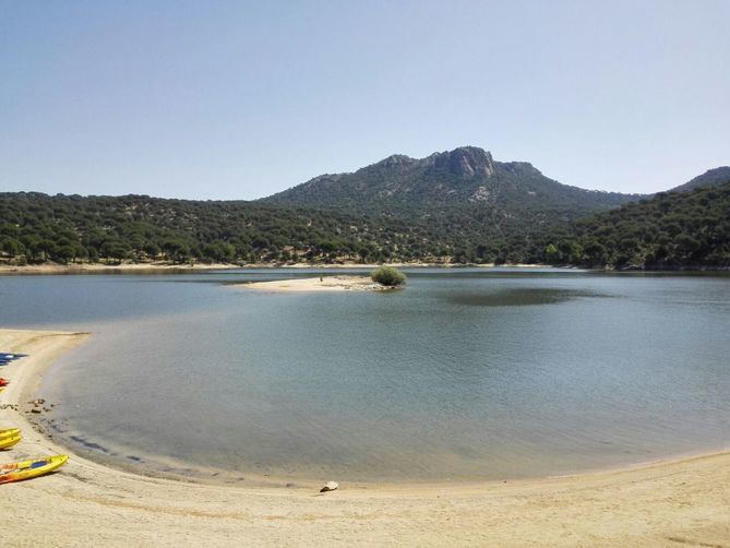 El pantano de San Juan, ubicado en el municipio de San Martín de Valdeiglesias, está considerado como la 'playa de Madrid' debido a sus orillas de arena. Se encuentra a 70 kilómetros de la capital y supone una de las opciones más demandadas por los madrileños para combatir el calor en verano.