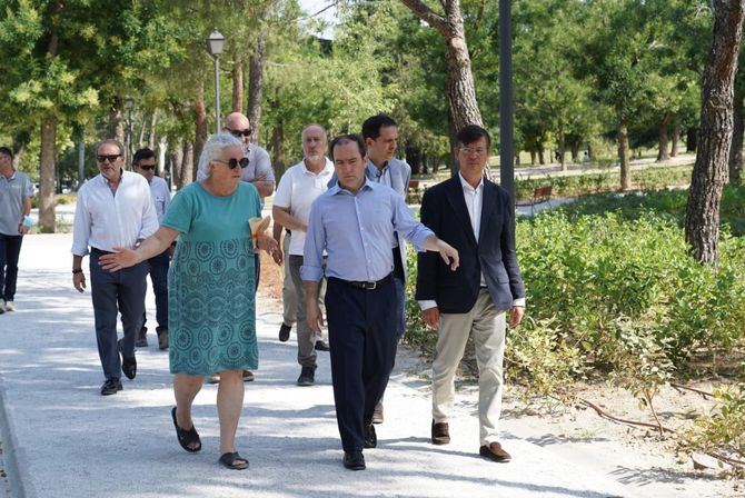 El delegado de Medio Ambiente y Movilidad, Borja Carabante, acompañado por el concejal de San Blas-Canillejas, Martín Casariego, ha comprobado este viernes el resultado de las obras acometidas en el parque El Paraíso, en San Blas-Canillejas, una intervención finalizada el pasado 5 de julio.