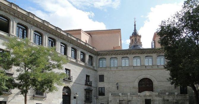 Forma parte del complejo parroquial de San Andrés, integrado, además de por la capilla del Obispo, por la iglesia de San Andrés, de planta gótica, y la Capilla de San Isidro, de estilo barroco, y se ubica en una manzana, delimitada por la plazas de los Carros y de san Andrés (al sur), la Costanilla de San Pedro (al este), la Costanilla de san Andrés (al oeste) y la plaza de la Paja (al norte).