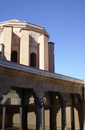 Vista del ábside de la capilla, desde el patio renacentista del Palacio de los Condes de Paredes de Nava, actual Museo de los Orígenes de Madrid.