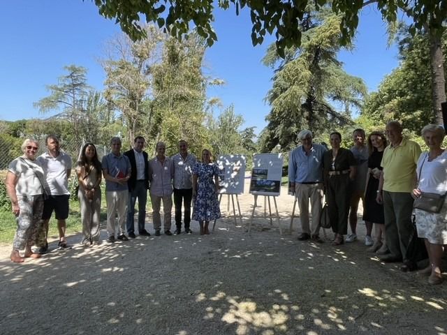 La concejala de Moncloa-Aravaca, Loreto Sordo, ha presentado este martes el proyecto para crear un nuevo espacio de lectura al aire libre en el barrio de Argüelles. El objetivo de este proyecto es poner en valor el parque histórico conectándolo con la mencionada plaza de España y el Templo de Debod.