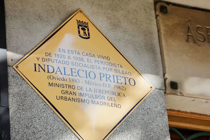 Un juez ordena reponer la placa de Largo Caballero y anula la retirada de su nombre del callejero