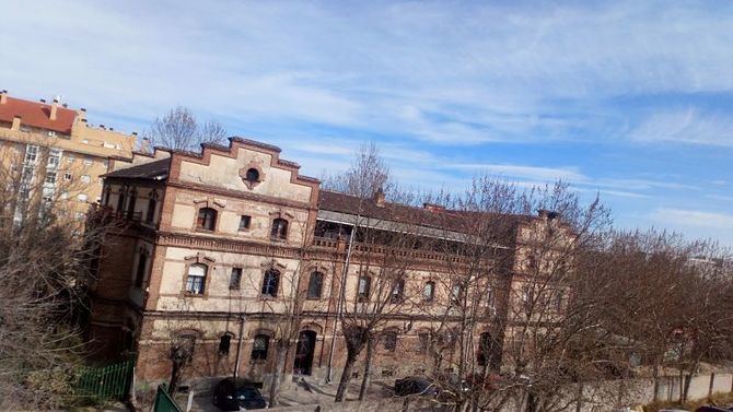 El tercer grupo son edificios que se encuentran en los supuestos de tipo de edificación y periodo temporal que establece Patrimonio Histórico de la Comunidad de Madrid. Es el caso de los pabellones de la antigua estación de Villaverde (1924).