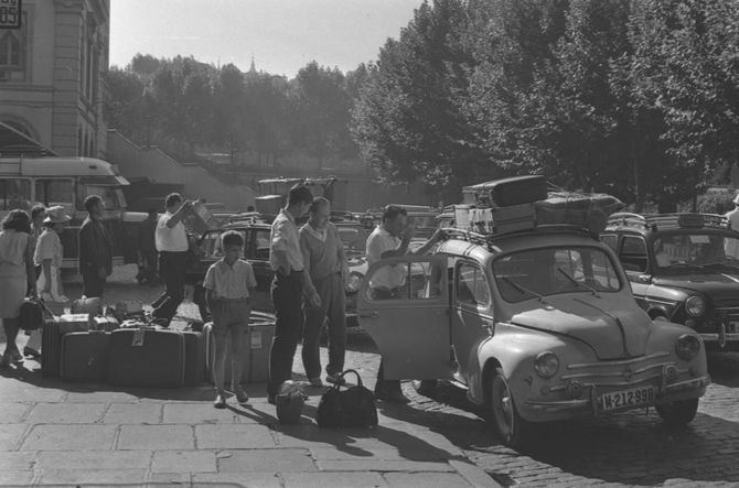 La Comunidad de Madrid ha elaborado el catálogo virtual 'Vacaciones del Siglo XX. 75 veranos en 135 imágenes (1914-1989)', una mirada nostálgica que rinde homenaje al periodo estival en el siglo pasado.