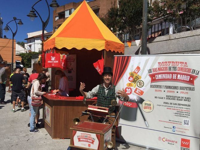 Todas estas actividades transcurrirán en distintos espacios: la plaza del comercio, la casa del carpintero, del cerrajero, de los libros, de los ultramarinos, de la peluquera, de las chuches, de los juguetes, del reciclaje y de los regalos.