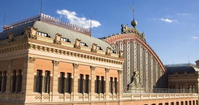 Las estaciones de trenes y de autobuses, así como los aeropuertos, comienzan este miércoles a adaptar sus termostatos y controles de iluminación a la nueva normativa. Limitarán la temperatura de sus edificios a un mínimo de 27 grados en verano y a un máximo de 19 grados, en invierno, al mismo tiempo que apagarán el alumbrado de los escaparates a partir de las 22.00 horas en los locales desocupados.