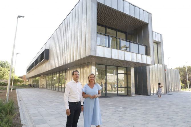 La delegada de Obras y Equipamientos, Paloma García Romero, durante la visita que ha realizado junto al concejal de San Blas-Canillejas, Martín Casariego, al nuevo centro de servicios sociales de la calle de Pobladura del Valle, cuya construcción acaba de finalizar.