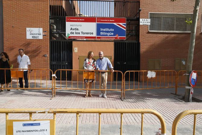 La delegada de Obras y Equipamientos, Paloma García Romero, acompañada del concejal de Salamanca, José Fernández, ha visitado este jueves los trabajos de mejora del entorno del IES Avenida de los Toreros.