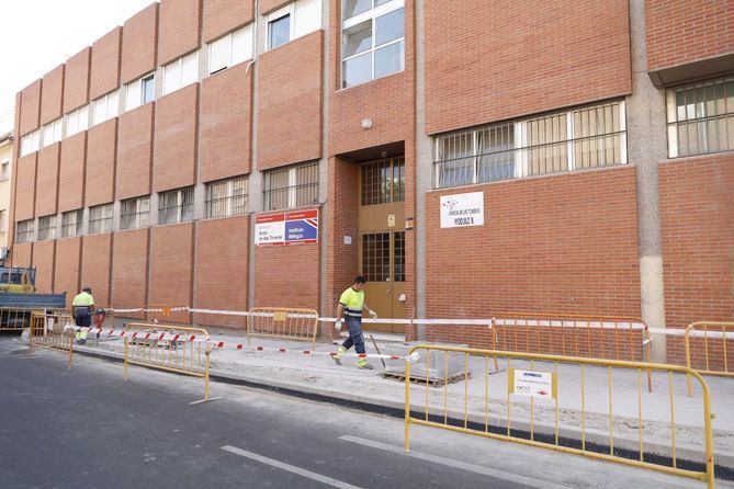 Los trabajos en el entorno de este instituto consisten en la ampliación de la acera en los accesos a los módulos A, B y C del centro, así como la adaptación de todos los pasos de peatones a la normativa.