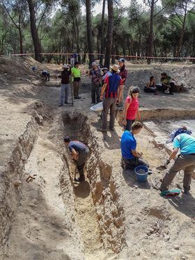 Excavación de la 'última trinchera' de la Guerra, junto a los restos del Asilo de Santa Cristina, en la Ciudad Universitaria.