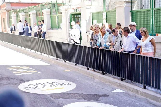 El Ayuntamiento ha señalizado hasta el momento 77 entornos escolares con la nueva señalética que alerta de la proximidad de ‘calle escolar’ y ‘entorno escolar’, donde el límite máximo de velocidad se fija en veinte kilómetros por hora.
