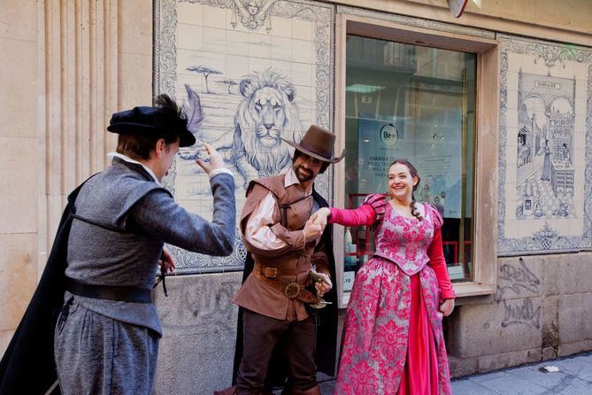 La ruta teatralizada 'Letras y espadas' es una ruta inmersiva que comienza en la Casa Museo Lope de Vega y que, con un recorrido circular, llevará a los asistentes a través de los edificios, esquinas, plazas y direcciones más relevantes del Madrid de la época.