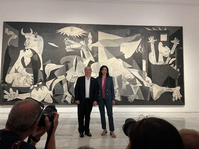 El ministro de Cultura y Deporte, Miquel Iceta, y la ministra de Cultura de Francia, Rima Abdul Malak, durante la presentación de los actos del año Picasso, en el Museo Reina Sofía.