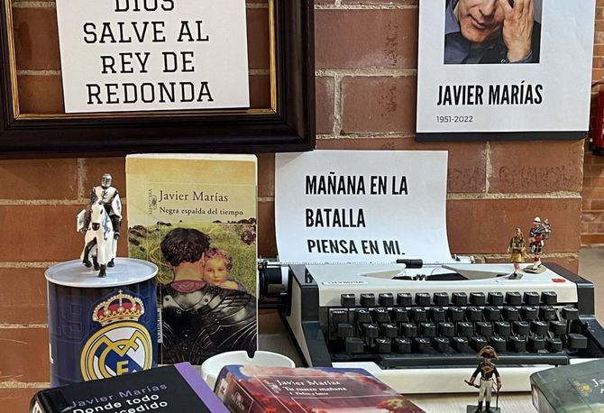 La Red de Bibliotecas Públicas Municipales de Madrid, integrada por 33 bibliotecas, rinde homenaje a Javier Marías con la instalación de puntos de interés sobre el autor, desde este miércoles.