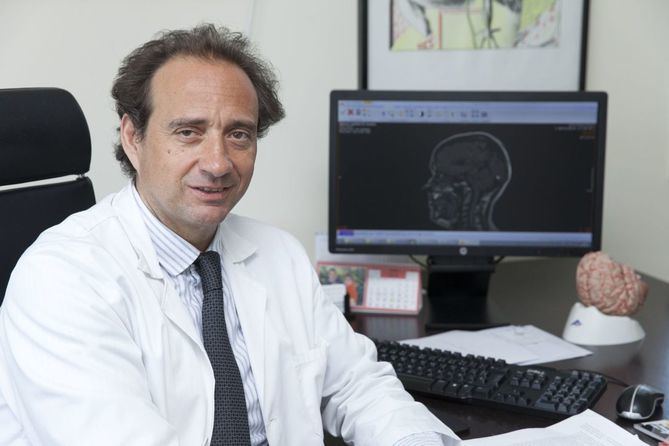 El Dr. Rafael Arroyo González, jefe de Departamento de Neurología del complejo hospitalario Ruber Juan Bravo y del Hospital Universitario Quirónsalud Madrid, asegura que, “aunque la edad es el principal factor de riesgo para desarrollar Alzheimer, esta enfermedad no es una consecuencia inevitable de envejecer”. 