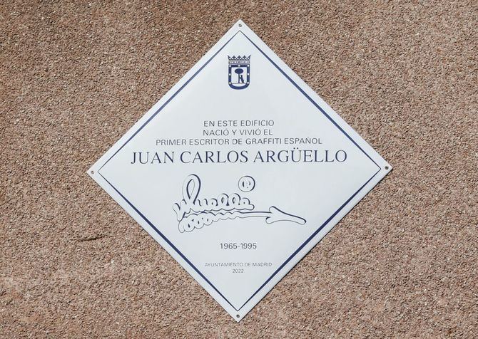 La vicealcaldesa de Madrid ha descubierto la placa este viernes en el que fue su domicilio de la calle de Carazo, 2, del barrio de Campamento, en el distrito de Latina.
