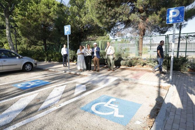 Entre las actuaciones, se han incorporado bandas de aparcamiento en línea mediante 'orejetas', para regularizar el existente, no perdiéndose ninguna plaza. La delegada de Obras y Equipamientos, Paloma García Romero, acompañada de la concejala de Moncloa-Aravaca, Loreto Sordo, ha visitado los trabajos que se están realizando.