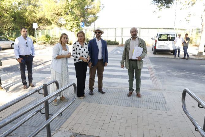 Las aceras han sido pavimentadas con adoquín permeable y los pasos de peatones han sido elevados para que los recorridos peatonales tengan continuidad.