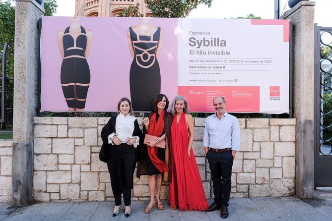 La consejera de Cultura, Turismo y Deporte, Marta Rivera de la Cruz, ha asistido a la inauguración de la muestra centrada en esta diseñadora, considerada por muchos especialistas 'como la más destacada de la moda española desde Cristóbal Balenciaga'.