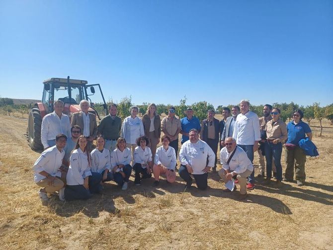 Los cocineros de FACYRE han podido trabajar con quesos, aceites, carnes, mieles, encurtidos, conservas y vinos de la región y han completado su estancia en la región conociendo de cerca los proyectos de investigación que la Comunidad de Madrid está impulsando para incrementar la competitividad del sector.