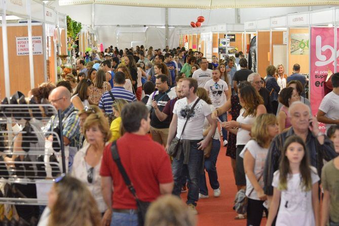 La pasada edición, en la que todavía hubo aforo limitado por el impacto de la COVID19, la feria del comercio recibió más de 12.000 visitas y se espera que, como en años anteriores a la pandemia, lleguen a los 20.000 visitantes.