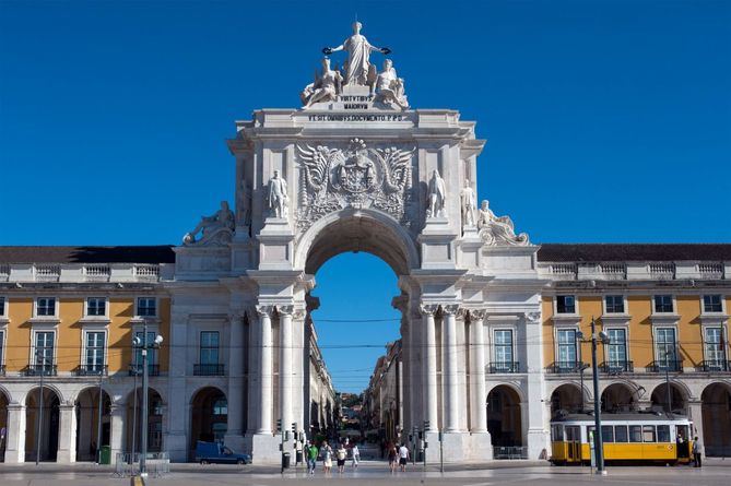 La Praça do Comércio es una gran explanada abierta al estuario del río Tajo, con edificios de color blanco y amarillo, y es el centro neurálgico de la ciudad y una de las zonas más turísticas.