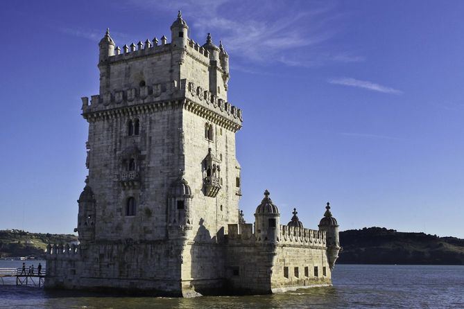 No puede faltar una visita al barrio de Belém, que alberga algunos de los monumentos más importantes. Entre ellos, la Torre de Belém, el Mosteiro dos Jerónimos, el Padrão dos Descobrimentos y el recientemente inaugurado Museu do Tesouro Real.