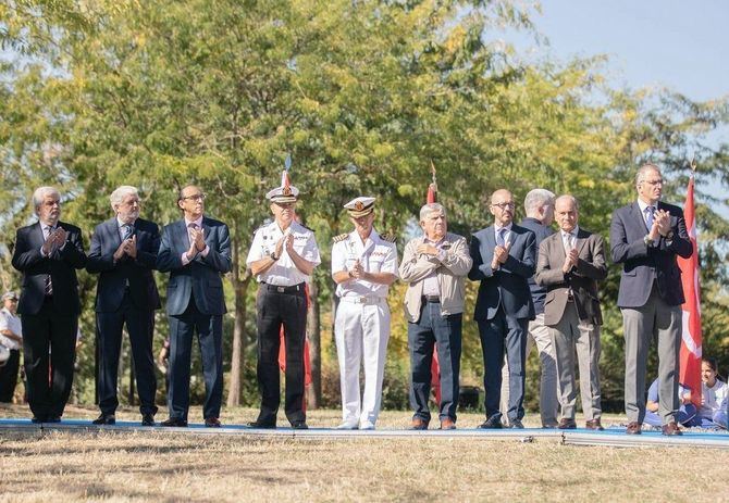 La Armada ha donado también un busto del insigne marino al CEIP Juan Sebastian Elcano y, además, ha cedido su exposición sobre la efeméride, para que pueda ser disfrutada por los vecinos en la sala de exposiciones de la Junta Municipal de Usera, del 26 de septiembre al 7 de octubre.