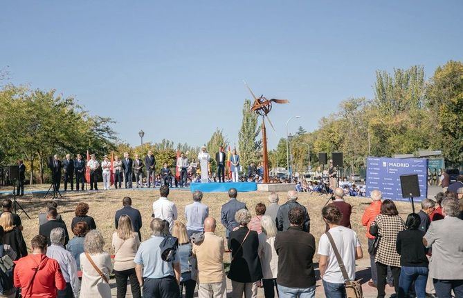 Magallanes y Elcano han recibido recientemente un homenaje, con motivo de los 500 años de su histórica expedición, con la inauguración de una escultura en la calle de Guetaria del distrito de Usera.