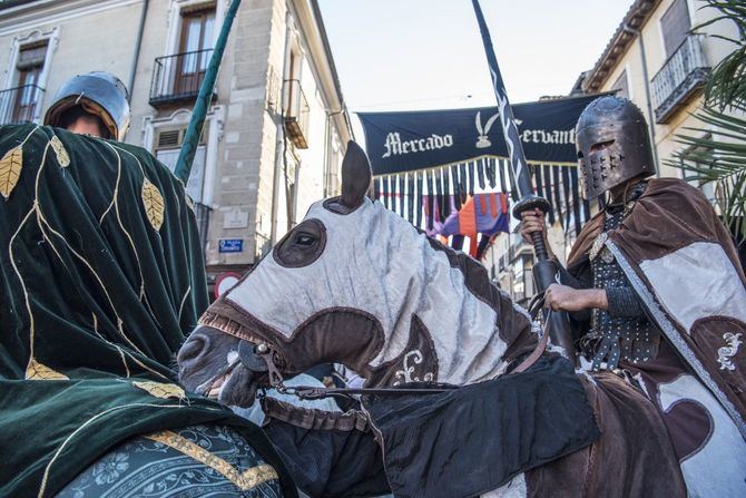 El mercado mantiene su apuesta por los personajes cervantinos y su esquema habitual, con decenas de comerciantes alcalaínos que instalarán sus puestos dentro del recorrido, en las diferentes modalidades.