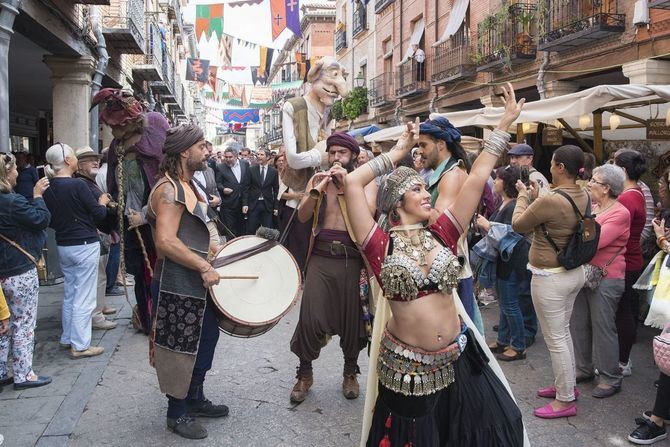 Las plazas de San Diego, Cervantes, Santos Niños y Palacio, y las calles Mayor, San Juan y Sandoval y Rojas vuelven a viajar al Siglo de Oro, en una de las fiestas más grandes y con mayor convocatoria de la ciudad.