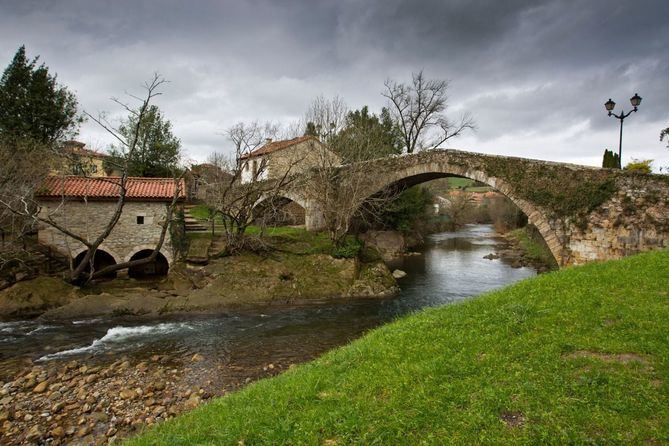 En la imagen, el puente de Liérganes, también llamado puente Romano o puente Mayor. Es un lugar emblemático en la villa, construido entre 1587 y 1606 por el maestro de cantería Bartolomé de Hermosa, sobre otro anterior de traza medieval. El puente tiene un único ojo, sobre el cauce del río Miera y comunica los barrios de El Mercadillo y El Calgar. Bajo este puente se encuentra un antiguo molino, que hoy alberga el Museo del Hombre Pez, y una escultura de dicho personaje.