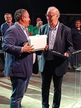 Javier Ramírez, concejal del distrito, junto a Vicente del Bosque.