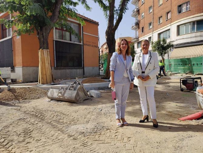 La delegada de Obras y Equipamientos, Paloma García Romero, ha visitado los trabajos junto a la concejala del distrito, Concha Chapa.