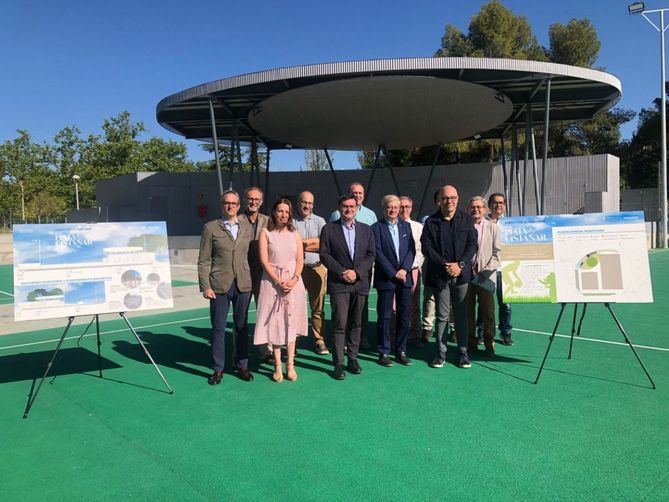 Las antiguas pistas deportivas del parque de Plata y Castañar, en el distrito de Villaverde, se han reconvertido en un espacio polivalente y multifuncional de más de 1.700 m2, donde albergarán eventos socioculturales, gracias a los trabajos de rehabilitación de las pistas deportivas existentes que finalizaban el pasado mes de julio.