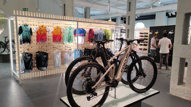 La nueva tienda se ubica cerca de zona de negocios de Cuatro Torres, un enclave estratégico por su fácil acceso y por tratarse de un punto de encuentro de ciclistas, por la proximidad del Anillo Verde Ciclista de Madrid.