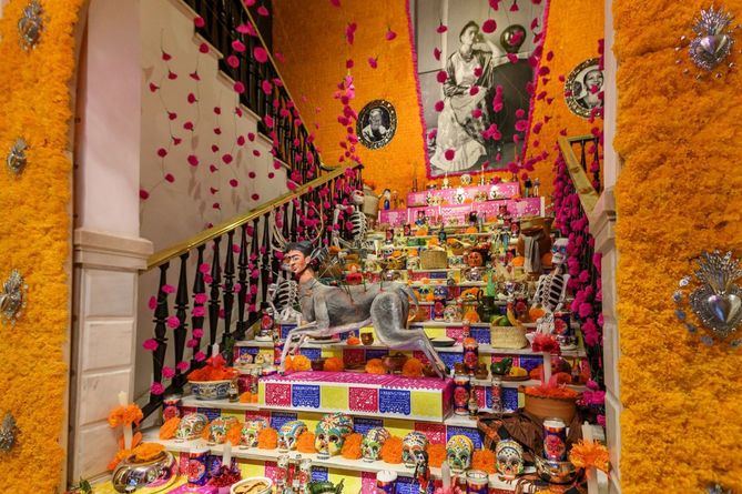 El altar principal está compuesto por más de 20 mil flores de papel y otras piezas de arte popular tales como: alebrijes, flores de papel, piezas de cartonería y figuras de hojalata repujada hechas por artesanos mexicanos.